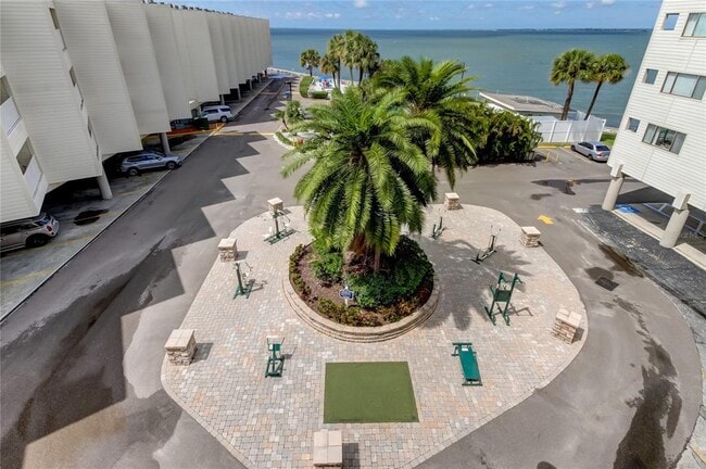 2506 N Rocky Point Dr in Tampa, FL - Building Photo - Building Photo