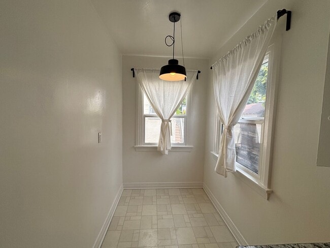 2809-2821.5-28215 Rowena Ave