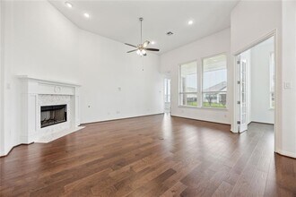 1329 Marina Grand Terrace in Volente, TX - Foto de edificio - Building Photo