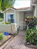 2480 E Aragon Blvd in Sunrise, FL - Building Photo