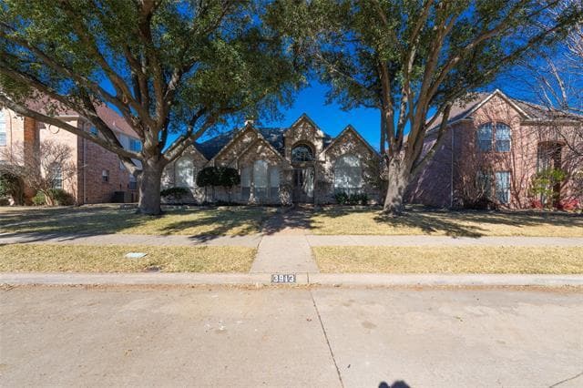 property at 3913 Overlake Dr