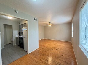 1011 Washington St in Brenham, TX - Building Photo - Building Photo