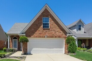 824 W E Ross Pkwy in Southaven, MS - Building Photo