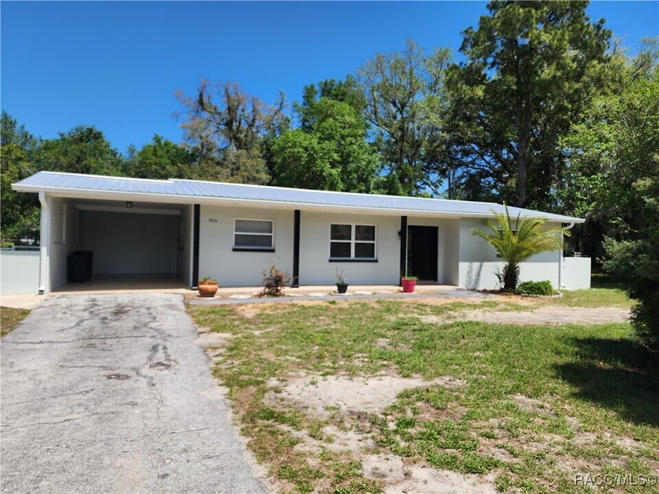 7421 W 7 Rivers Dr in Crystal River, FL - Building Photo