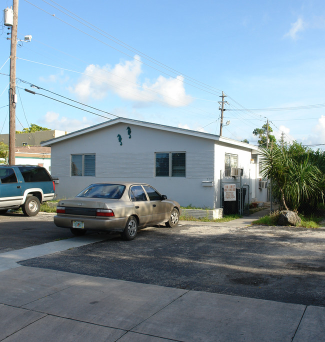 329-335 SW 17th St in Fort Lauderdale, FL - Building Photo - Building Photo