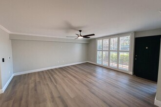 1707 Village Blvd in West Palm Beach, FL - Foto de edificio - Building Photo