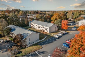 Oakwood Apartments in Newton, NC - Building Photo - Building Photo