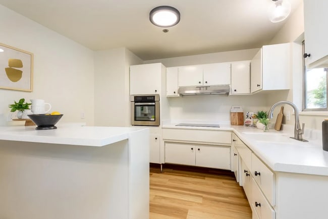 464 Clinton St in Redwood City, CA - Building Photo - Building Photo
