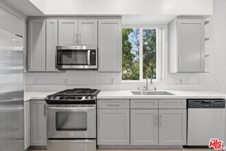 12920 W Runway Rd in Los Angeles, CA - Building Photo - Building Photo