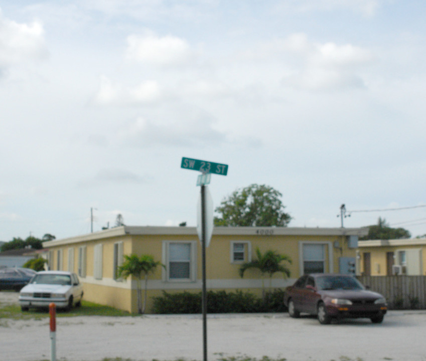 4000-4010 SW 23rd St in Hollywood, FL - Building Photo