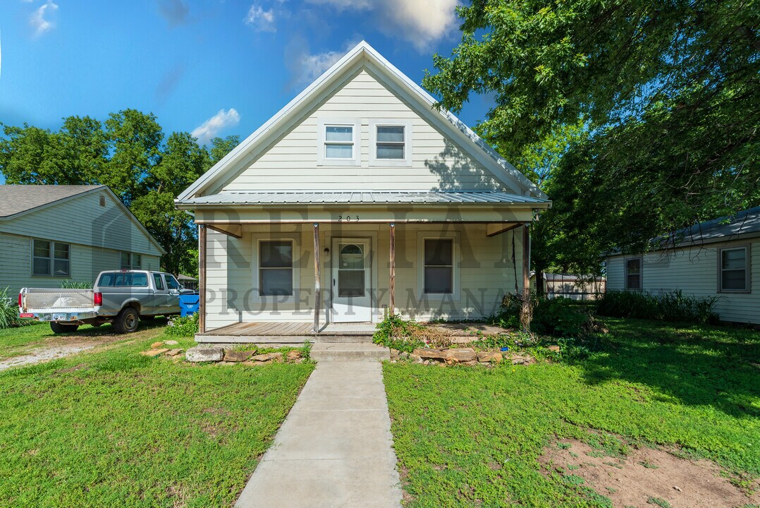 203 N Ohio St in Mount Hope, KS - Building Photo
