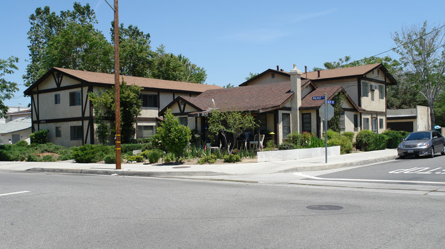 24802 Walnut St in Newhall, CA - Building Photo - Building Photo