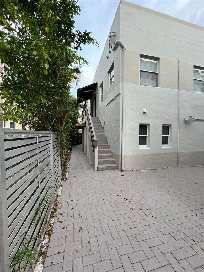property at 833 W 39th St
