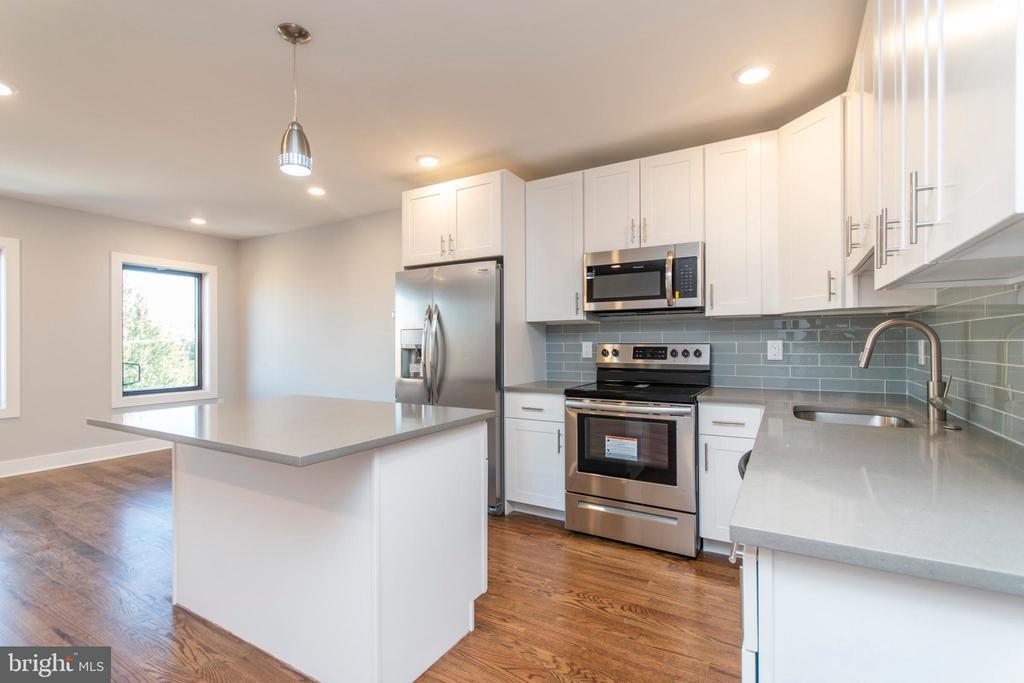 814 N Uber St in Philadelphia, PA - Building Photo