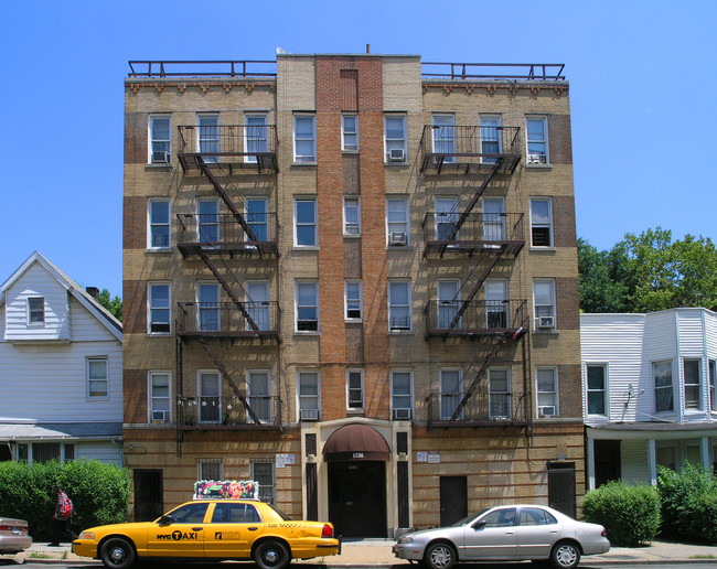 1536 White Plains Rd in Bronx, NY - Foto de edificio - Building Photo