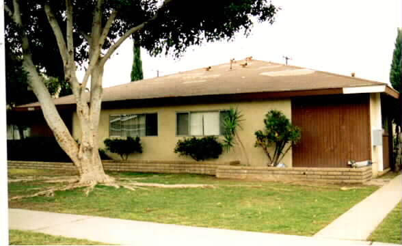 1026 N Shattuck Pl in Orange, CA - Building Photo