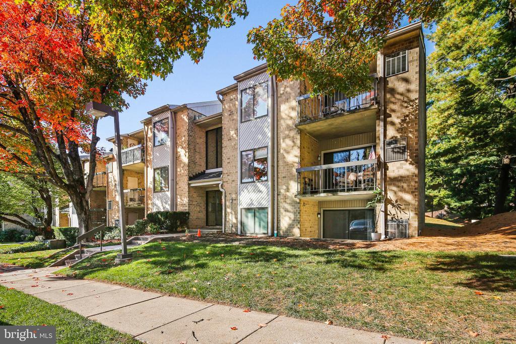 2 Bailiffs Ct-Unit -102 in Timonium, MD - Building Photo