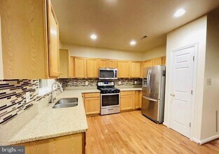 43068 Francis Square in Chantilly, VA - Building Photo - Building Photo