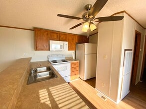 590 Glag Ln in Seguin, TX - Building Photo - Building Photo