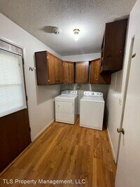 402 Colonial Dr photo'