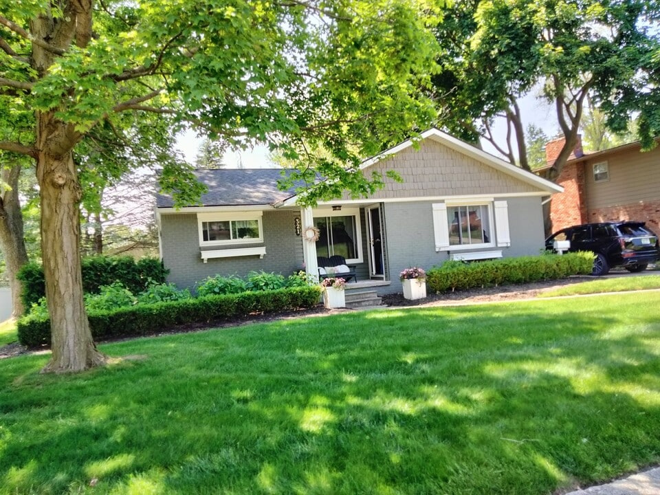 321 Bennett St in Milford, MI - Building Photo