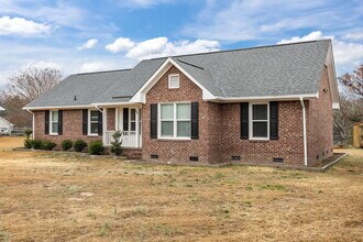 38 Hallmark Dr in Spring Lake, NC - Building Photo - Building Photo