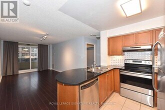 2 Rean Dr in Toronto, ON - Building Photo - Building Photo