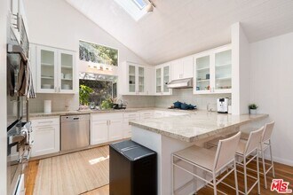 22760 Chamera Ln in Topanga, CA - Building Photo - Building Photo