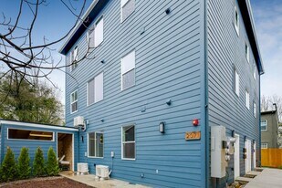 51M - NE Davis St in Portland, OR - Building Photo