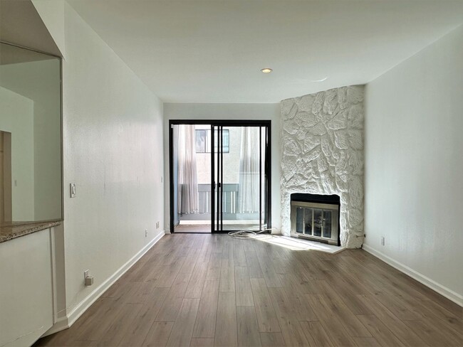 8162 Manitoba St in Los Angeles, CA - Building Photo - Building Photo