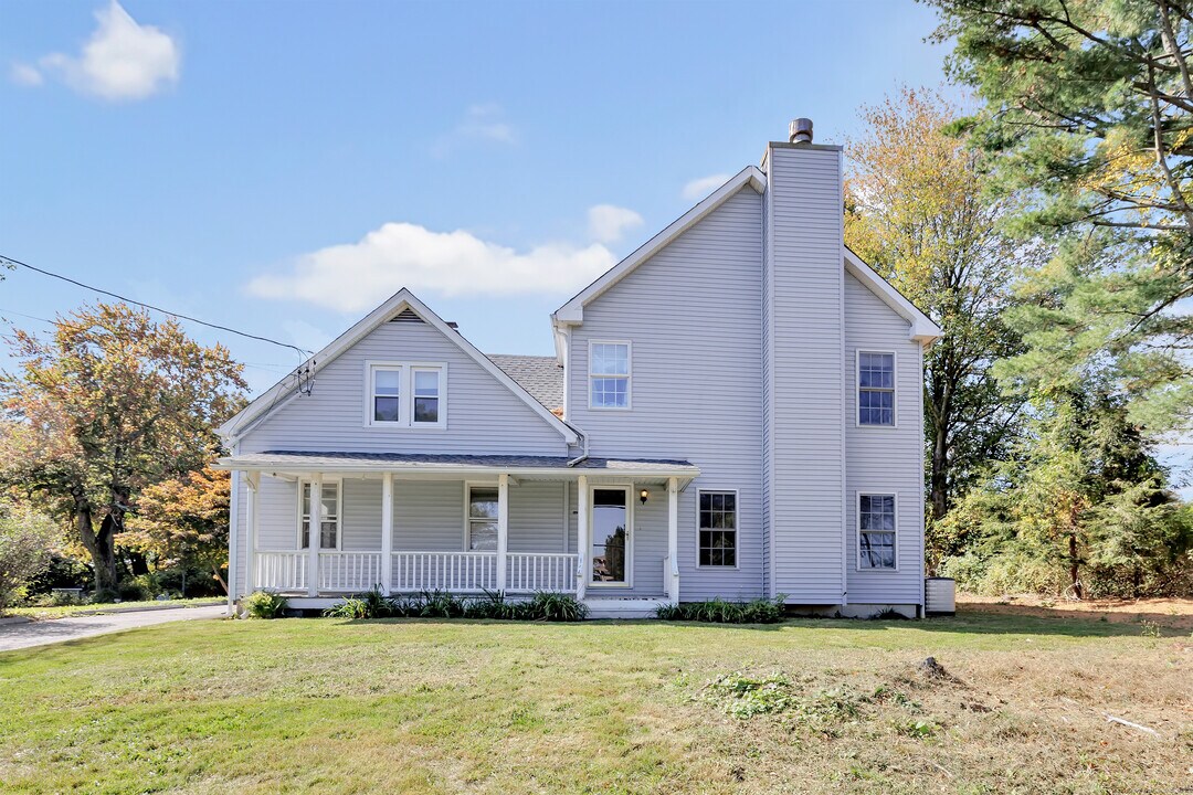 142 Meadow St in Shelton, CT - Building Photo