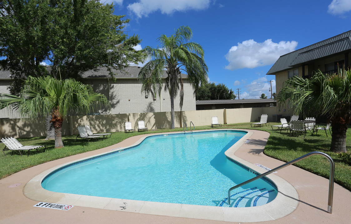 Crossings Apartments in McAllen, TX - Foto de edificio