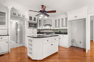 525 W 4th St in Crawford, TX - Foto de edificio - Building Photo