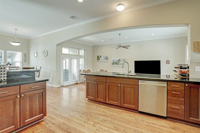 property at 936 W 26th St