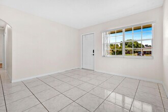 1462 7th St in West Palm Beach, FL - Foto de edificio - Building Photo