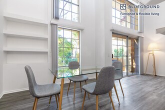 960 N Alfred St, Unit SI FL2-ID211 in Los Angeles, CA - Foto de edificio - Building Photo