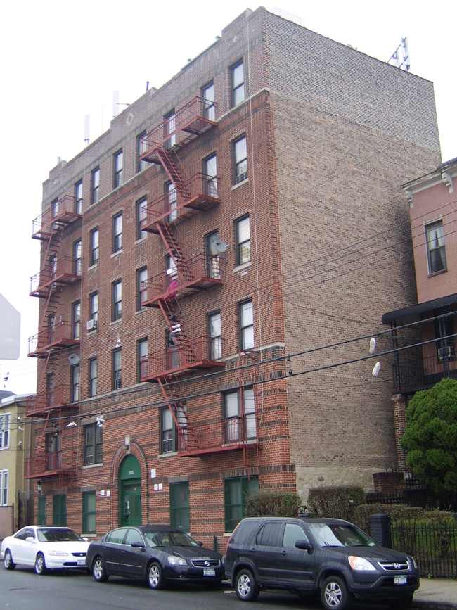 2170 Bathgate Ave in Bronx, NY - Foto de edificio - Building Photo