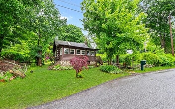 13 Alturas Rd in Highland Lakes, NJ - Foto de edificio - Building Photo