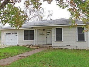 PRE-LEASE AUG 2026! Charming 2 Bed Cottage in Bryan, TX - Building Photo - Building Photo