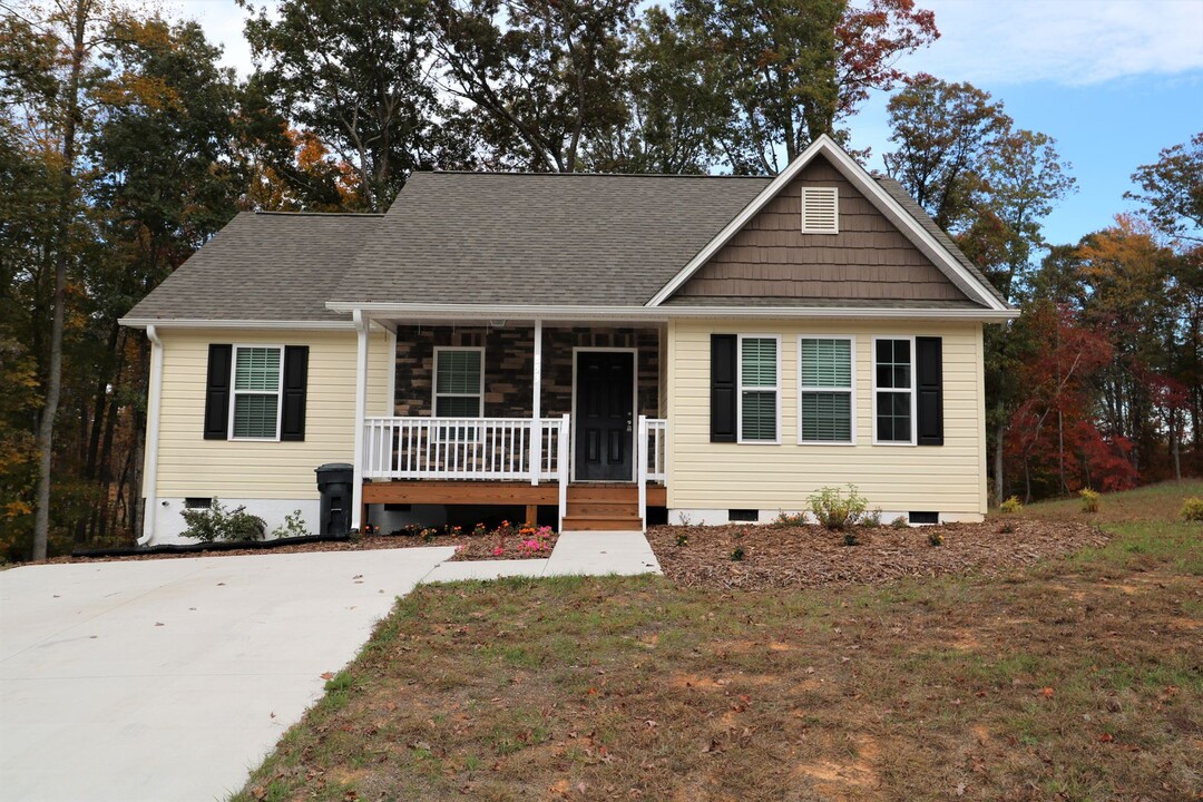 853 Falling Creek Ct in Rural Hall, NC - Building Photo