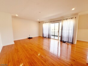 466 Pompton Ave in Cedar Grove, NJ - Building Photo - Building Photo