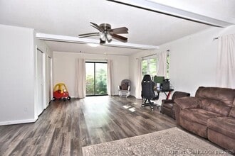 513 N Village Pl in Broken Arrow, OK - Building Photo - Building Photo