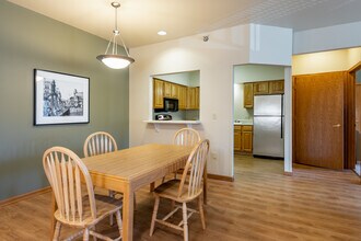 River Trail Apartments in Waukesha, WI - Foto de edificio - Interior Photo