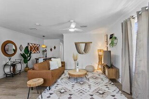 2401 Gordon St in Tampa, FL - Building Photo