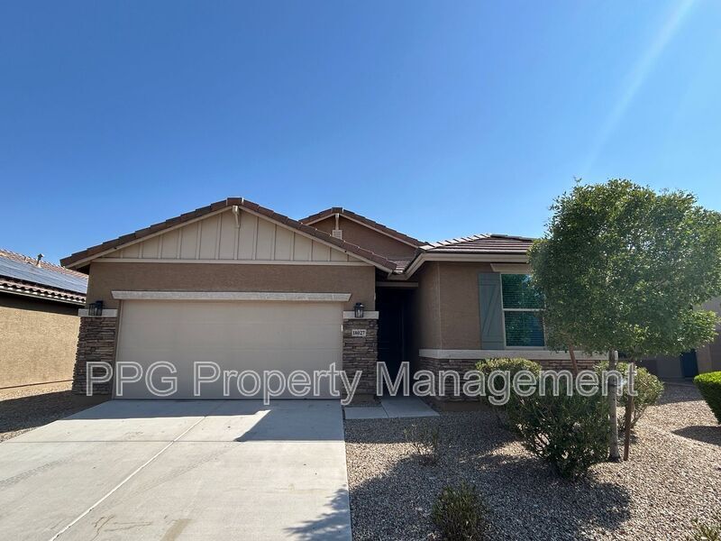 18027 W Tina Ln in Surprise, AZ - Building Photo