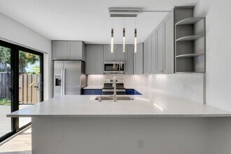 2324 23rd Ct in Jupiter, FL - Foto de edificio - Building Photo