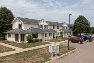 Berry Bush Village in Bangor, MI - Foto de edificio - Building Photo