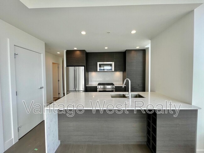 1191-1191 Sunset Dr in Kelowna, BC - Building Photo - Building Photo
