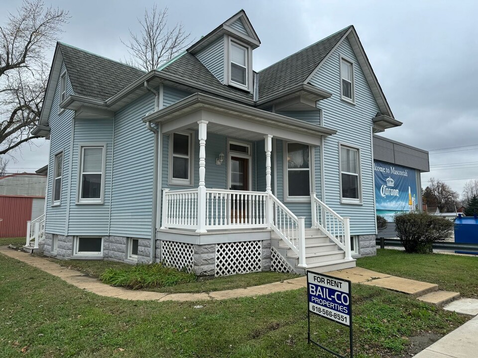 308 E Main St in Mascoutah, IL - Foto de edificio