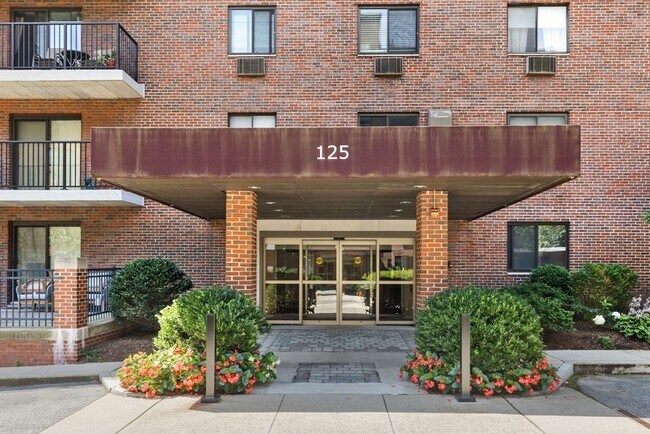 125 Pleasant St in Brookline, MA - Building Photo - Building Photo